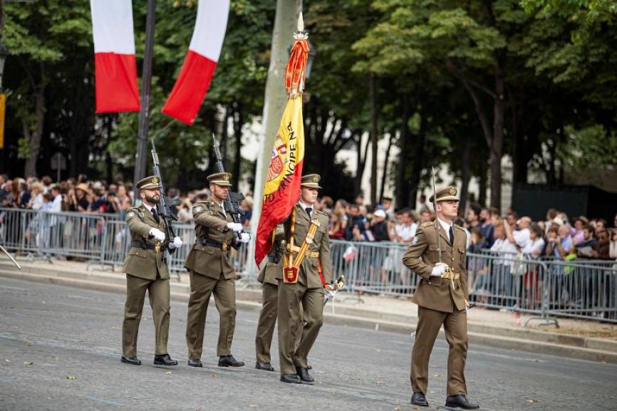 La Bandera de España, desfiló junta a las de los otros 9 países de la Iniciativa Europea de Intervención (IEI). (foto: EMAD)