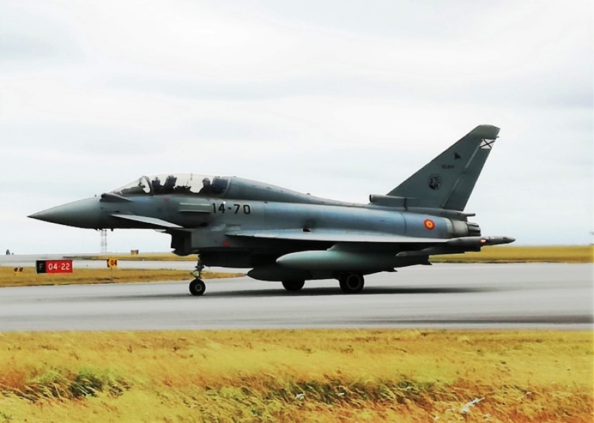 Desde la Base Aérea de Evreux despegaron dos Eurofighter biplazas del Ala 14, de los que uno se incorporó al desfile aéreo, y el otro sirvió de reserva. (foto Stephane Andris)
