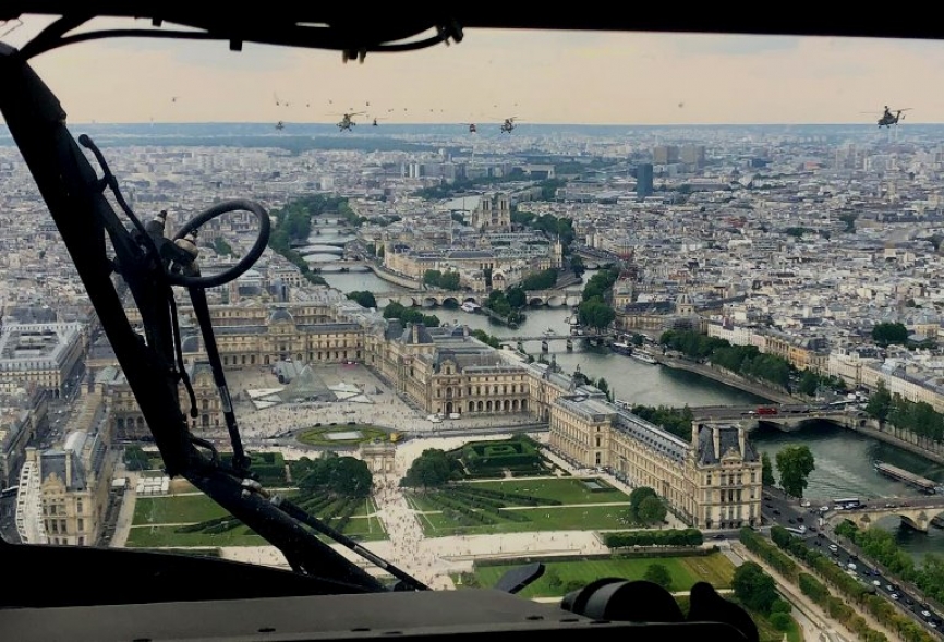 Vista del desfile aéreo, justo cuando pasa sobre el Louvre, desde uno de los NH90 de las FAMET, que participo en la parada. (foto: EMAD)