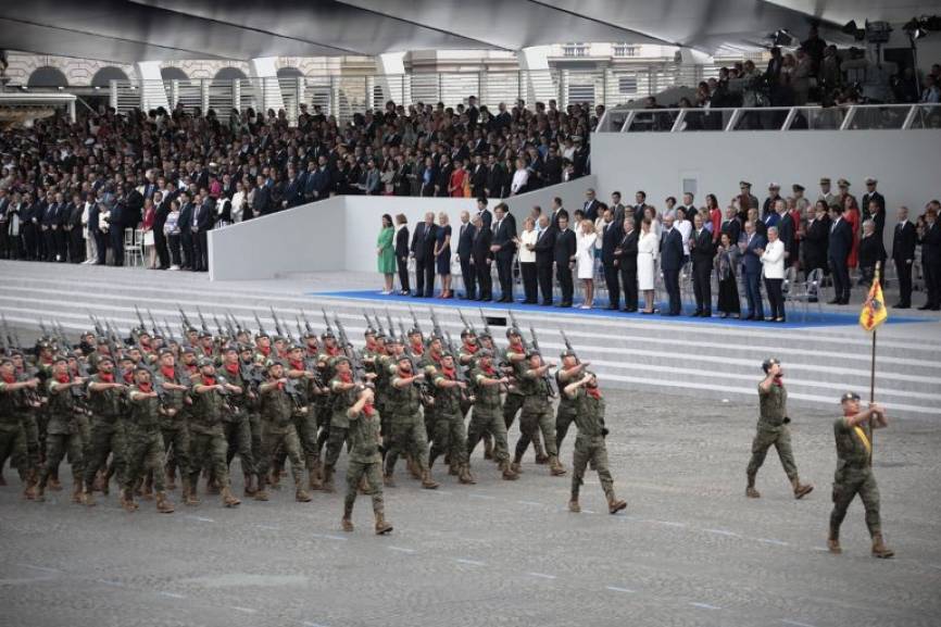 La formación del Regimiento “Príncipe” nº 3 de la Brigada “Galicia” VII desfilando por ante la tribuna sita en la Plaza de la Concordia. (foto: MDE España)