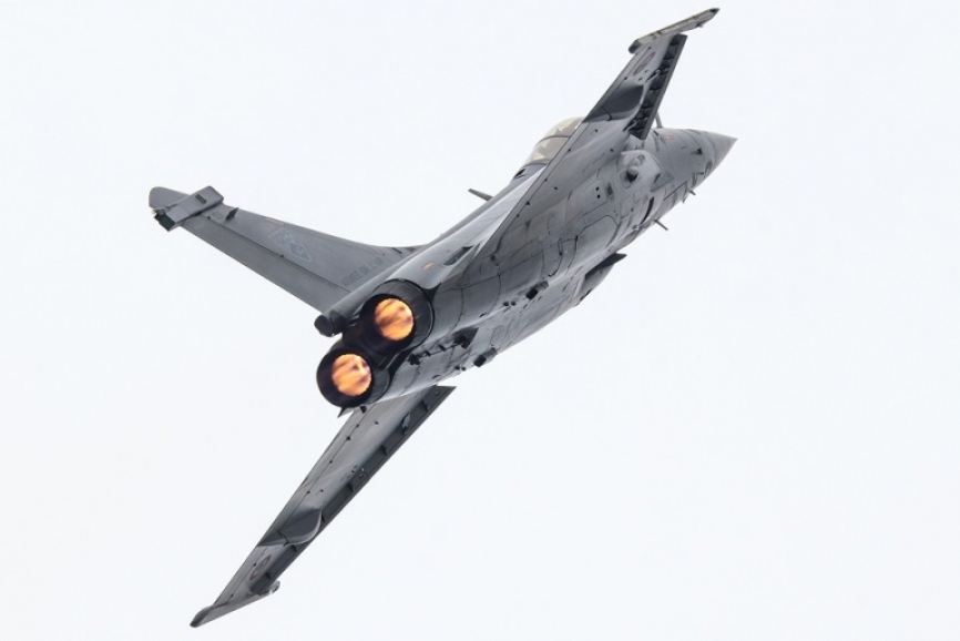 El Dassault “Rafale” del Armée de l´Air durante su demostración en el plomizo cielo de Gijón
