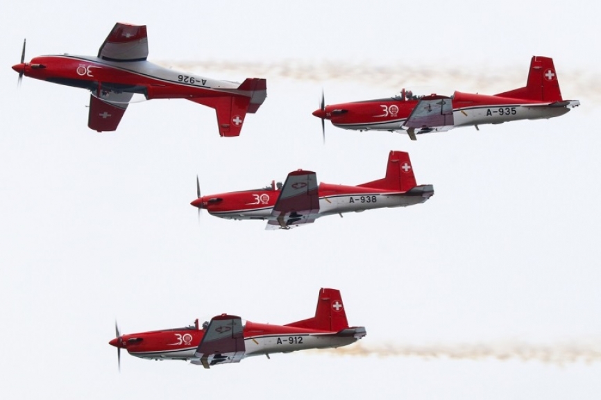 Pasada de los Pilatus de la patrulla suiza “PC-7 Team”.