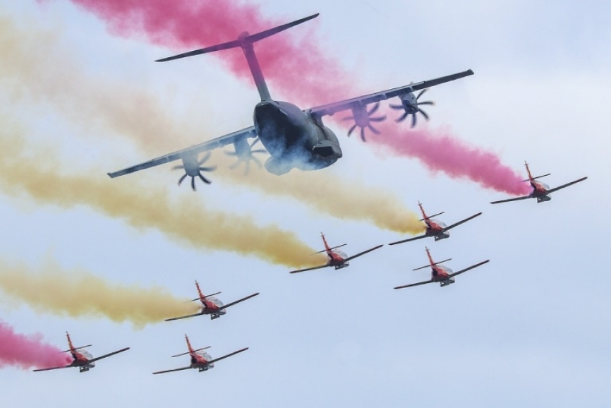 Otra imagen de la pasada del Airbus DS A400M con los C-101 de la patrulla “Águila”.