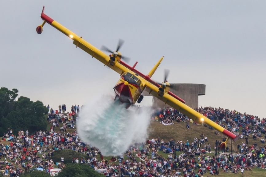 No podía faltar la exhibición de los “apagafuegos” del 43 Grupo de Fuerza Aéreas con uno de sus CL-215T.