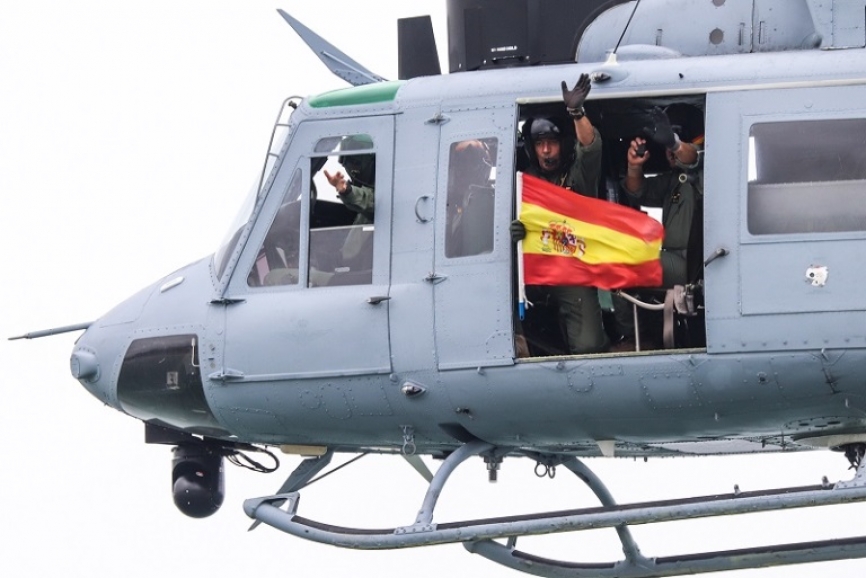 La dotación de este modernizado AB-212 de la Armada mostró la Bandera de España, desatando los aplausos de los miles de asistentes
