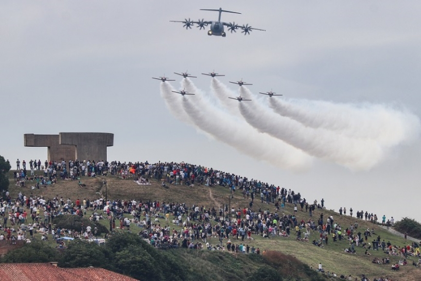 El A400M realizó una pasada junto a la patrulla “Águila” del Ejército del Aire, a los que los vemos sobrevolando la península de Cimadevilla