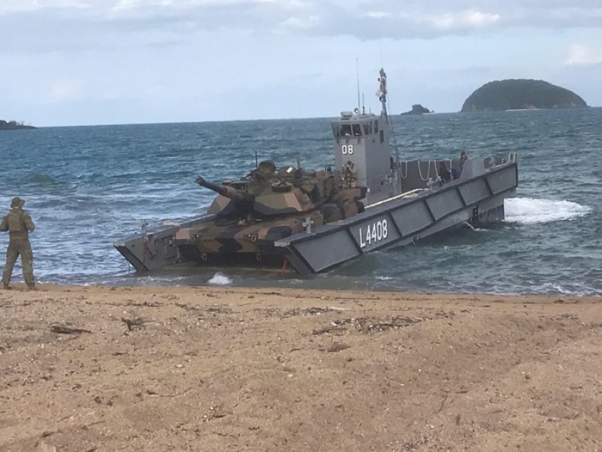 Desembarco de un carro de combate M1A1 Abrams australiano desde una LCM-1E (RAN)