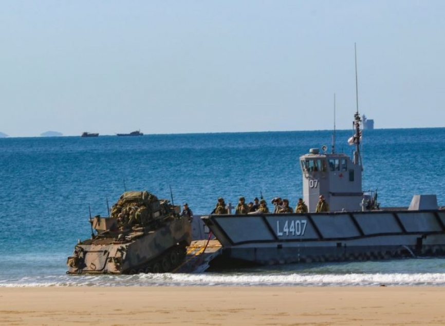 Un M-113 del Ejército australiano llega a la playa a bordo de una LCM-1E (RAN)