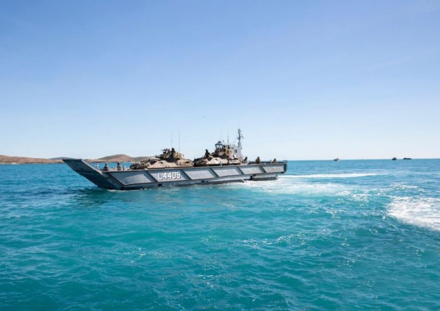 Una LCM-1E con dos LAV 8X8 a bordo (RAN)