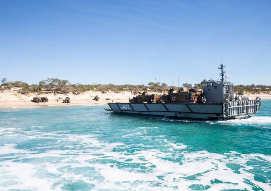Dos 8x8 a punto de desembarcar desde una LCM-1E (RAN)