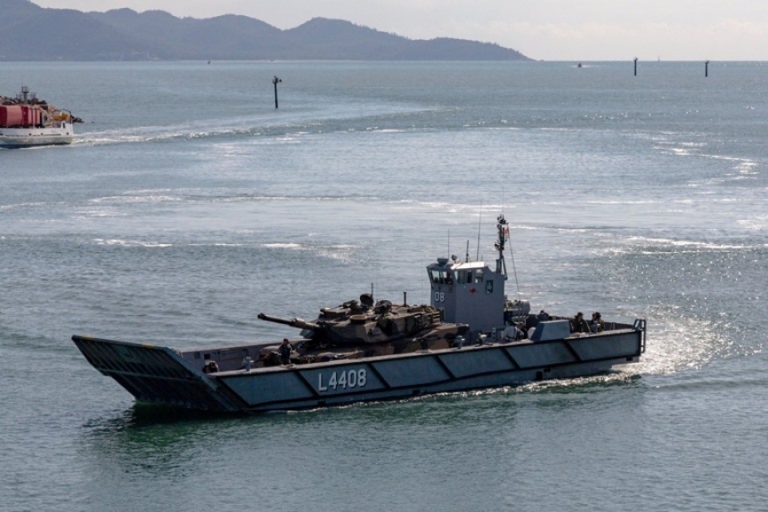 La LCM-1E se aproxima a la playa con el carro de combate (RAN)