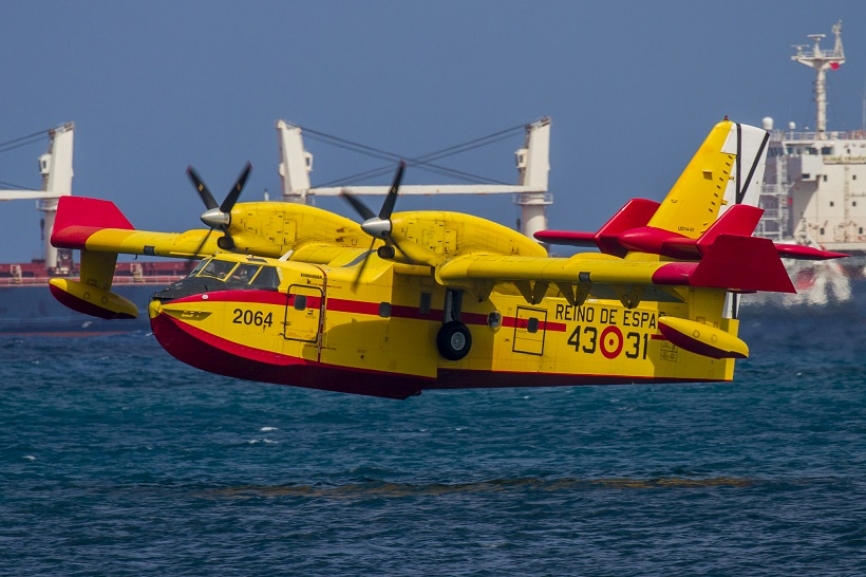 1- Uno de los CL-415 desplazados desde la Península amerizando en el puerto de La Luz, para recargar agua.