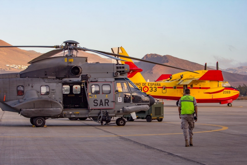 4- Los Airbus Helicopters AS332C1e del 82 Grupo están listos para apoyar a las otras aeronaves participantes. (foto: Ejército del Aire)