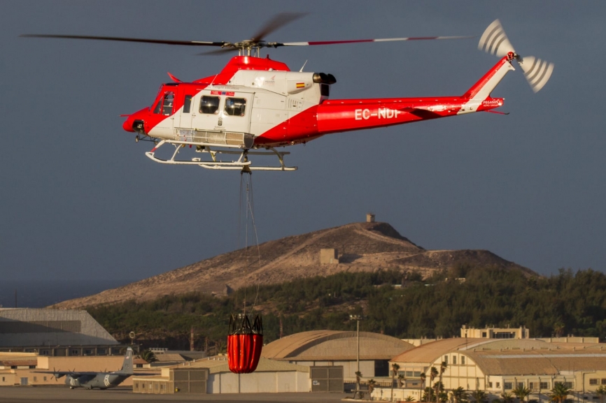 5- Una de las 16 aeronaves participan en la extinción, un AB-412 del Gobierno de Canarias.