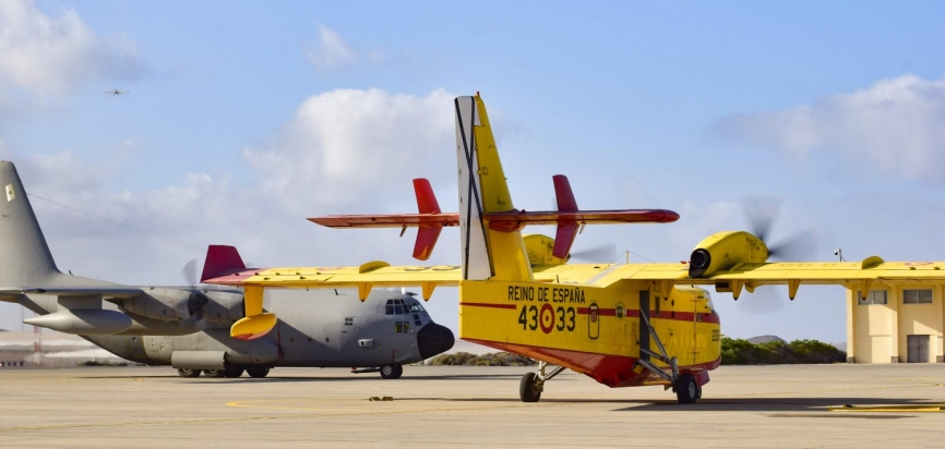 6- La plataforma de Gando se ha llenado de aeronaves procedentes de la Península, en primer plano un CL-415 y detrás un KC-130H. (foto: Ejército del Aire)