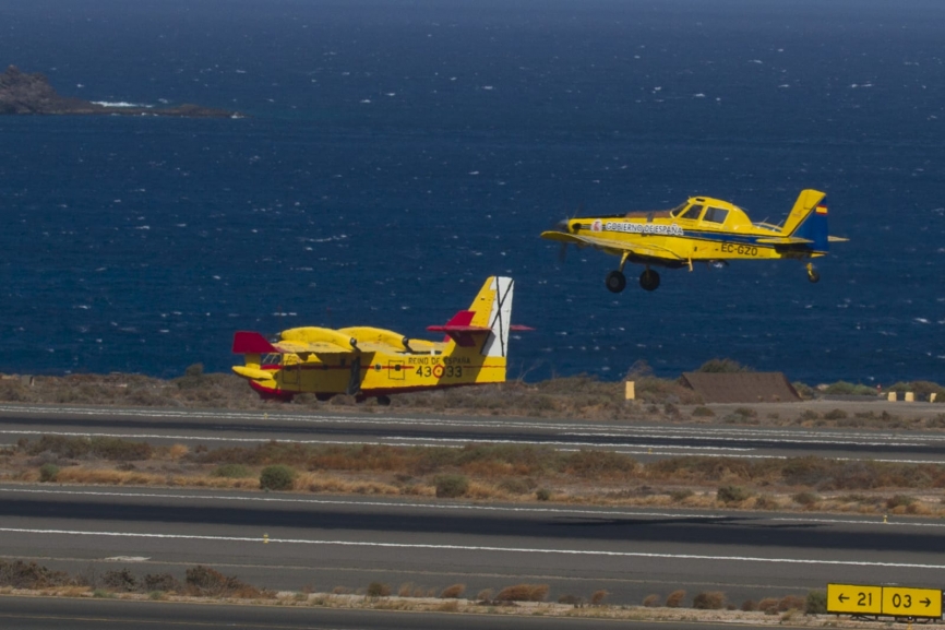 8- Un avión antiincendios Air Tractor AT-802 despega de Gando, en segundo plano se ve un CL-415 del Ejército del Aire.