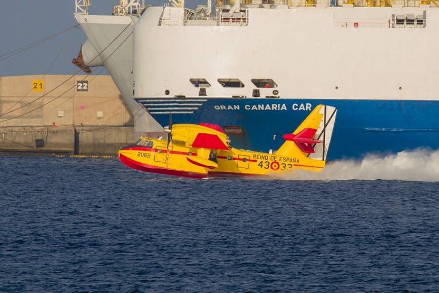 Literalmente los anfibios del Ejército del Aire, como este CL-415, sortean a los barcos del puerto de La Luz, para poder recargar aguas en sus tranquilas aguas.