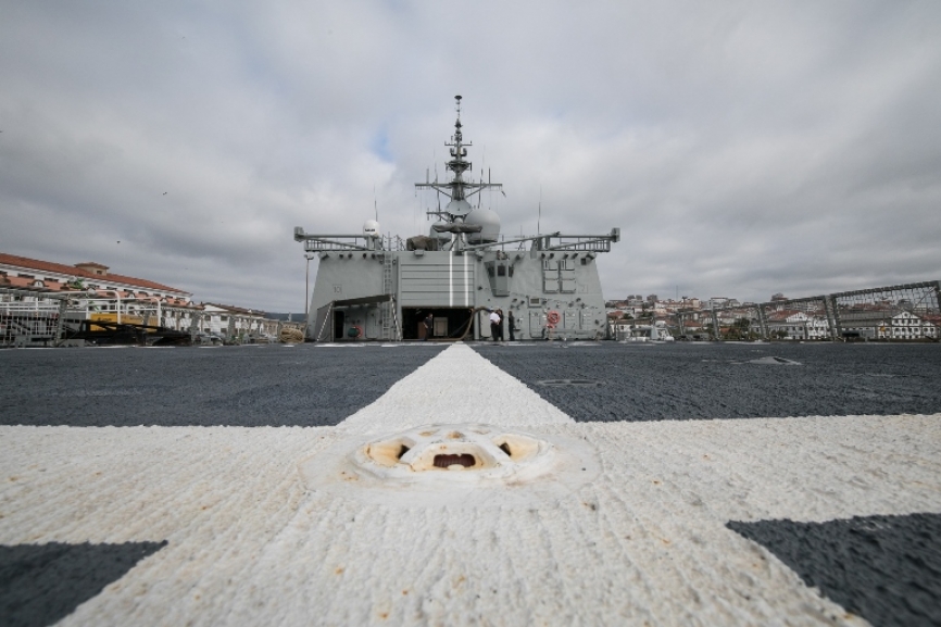 Cubierta de vuelo con la entrada al hangar al fondo. Éstos albergan habitualmente el SH-60B Seahawk, preparado para la lucha antisubmarina y antisuperficie.