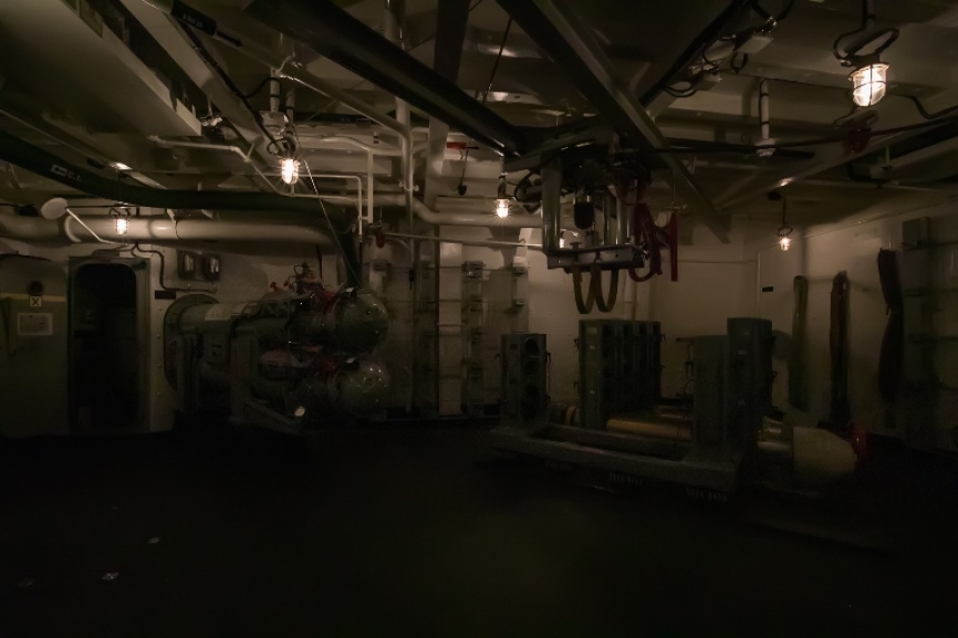 Aquí podemos observar uno de los dos lanzadores dobles de torpedos con los que cuenta el barco.
