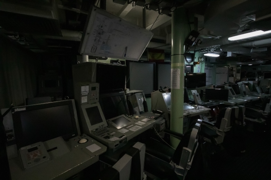 Aquí vemos parte del Centro de Información y Combate, no puede ser mostrado con sus monitores encendidos por motivos de seguridad.