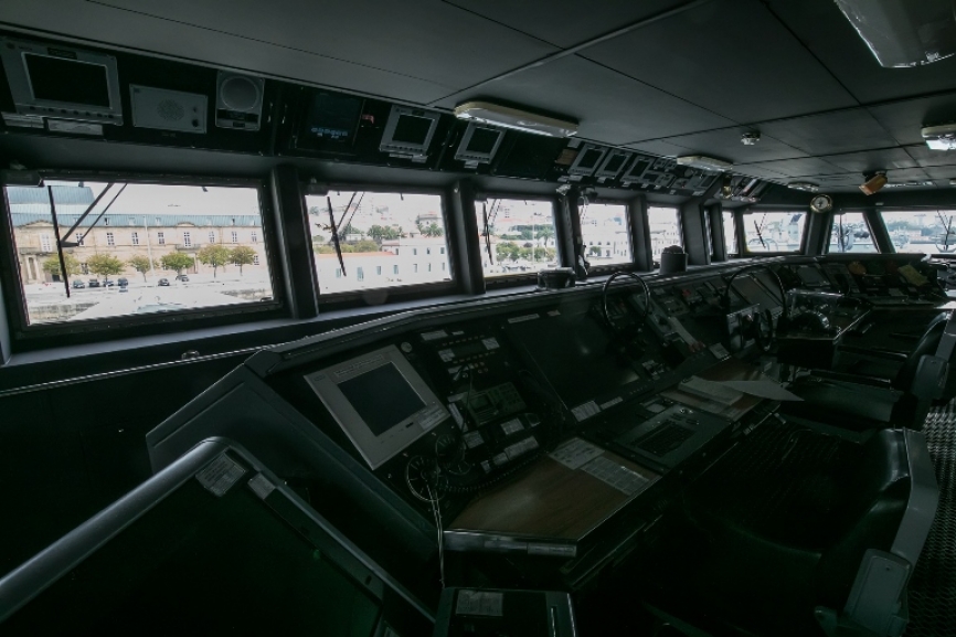El Puente de mando de este buque permite, en caso de ser dañado o de necesidad, ser operado desde terminales conectados en otras zonas del barco.