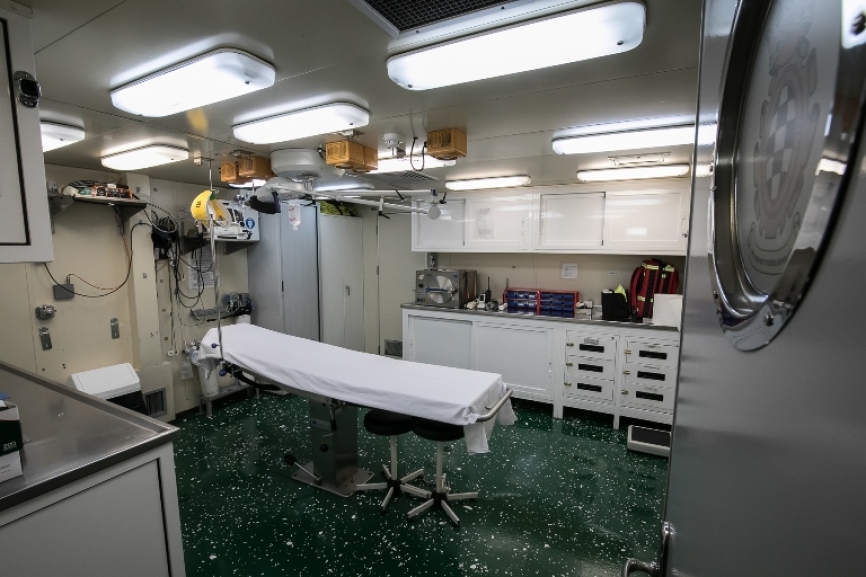 El barco cuenta con un pequeño hospital, que permite la atención primaria e intervenciones quirúrgicas de emergencia contando con todo lo necesario para ello.
