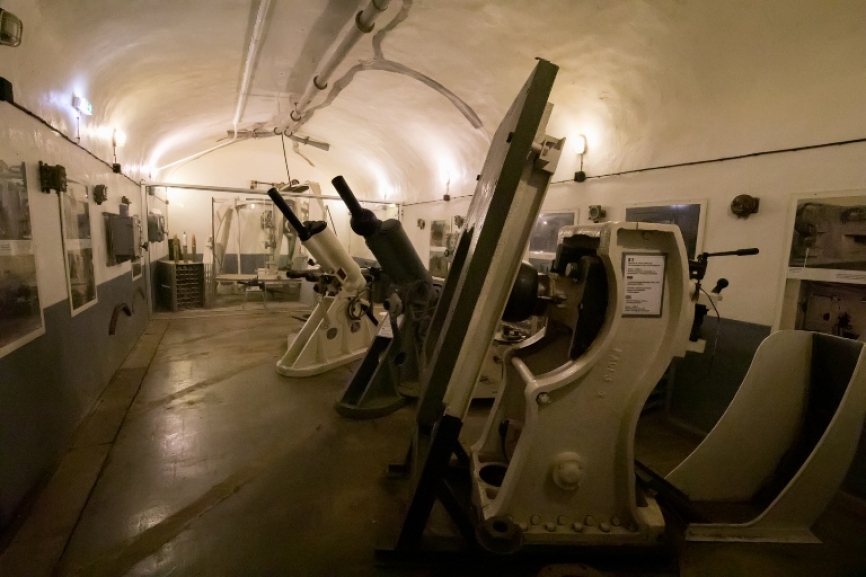 El diseño del ejército francés se basaba en la experiencia de la guerra de trincheras, un tipo de guerra obsoleto en la WWII. Esto hizo que la línea Maginot pasase a la historia como uno de los mayores fracasos estratégicos.