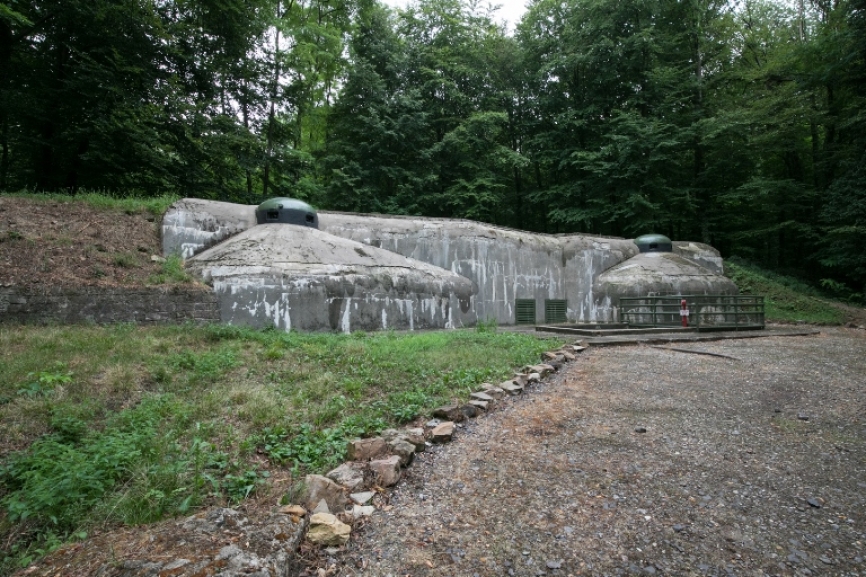 El bloque 8, destruido por los alemanes en 1945, fue reconstruido en los años 50 y utilizado como parte de la defensa de la amenaza nuclear durante la guerra fría.