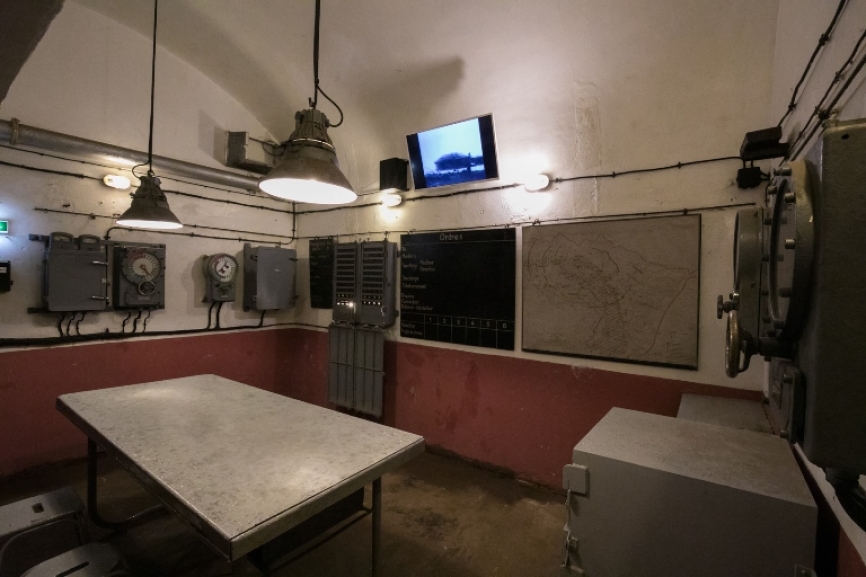 Sala de control de tiro de una de las piezas de artillería.