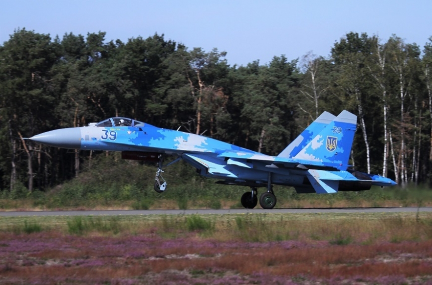 Desde Ucrania llegó un Sukhoi, Su-27, que portaba un precioso camuflaje de tipo digital.