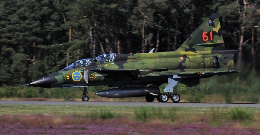 Momento del aterrizaje y frenada mediante de la reversa de este Saab Viggen Sk37 sueco biplaza, ya desmilitarizado.