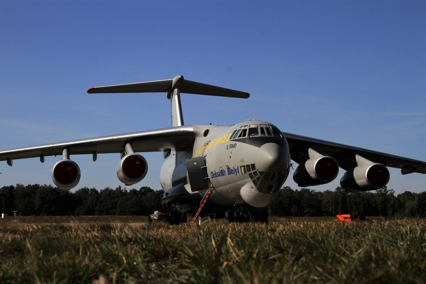 El transporte Ilyushin IL-76 ucraniano que transporte el personal de apoyo y el material necesario para operar el cazabombardero Su-27.