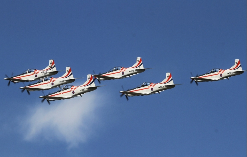 La patrulla acrobática croata “Wings Of Storm” que utiliza el turbohélice de entrenamiento Pilatus PC-9M.