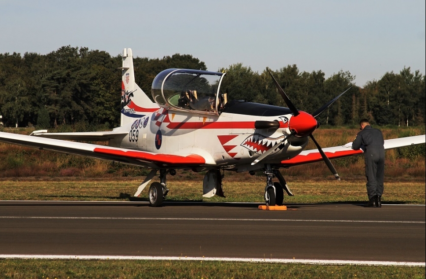 Preciosa decoración, que incluye una agresiva boca, del PC-9M que avión lidera la patrulla croata “Wings Of Storm”.