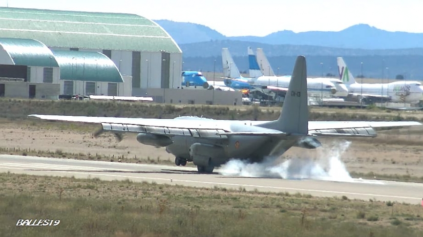 Espectacular aterrizaje táctico del C-130H “Hércules” belga en el aeropuerto de Teruel, al fondo se ven los aviones comerciales allí almacenados. (foto: Javier Ballesteros)