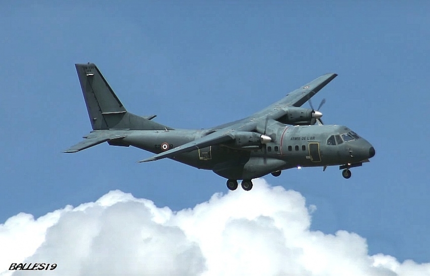Imagen del Airbus DS CN235 del Armée de l´Air francés. (foto: Javier Ballesteros)