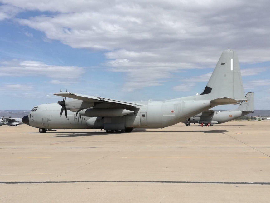 En primer plano el C-130J del AMI y en segundo el Leonardo C27J rumano, ambos modelos comparten sistemas incluidos los motores Rolls-Royce AE 2100. (foto: Stephane Andris)