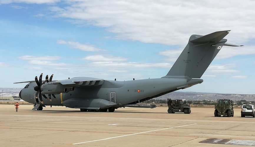 El tercero de los A400M del Ejército del Aire en la plataforma sur de la base aérea de Zaragoza, junto a los aparatos ETAP-C 19/4. (foto: Stephane Andris)