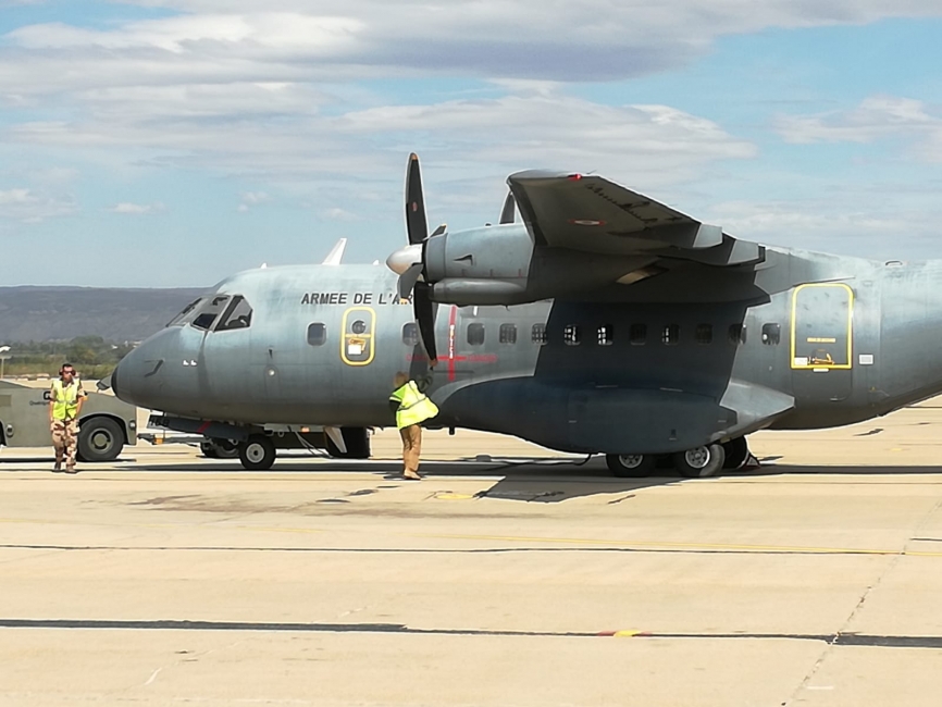 Personal de línea del Armée de l´Air revisan su Airbus DS CN235, antes de despegar. (foto: Stephane Andris)