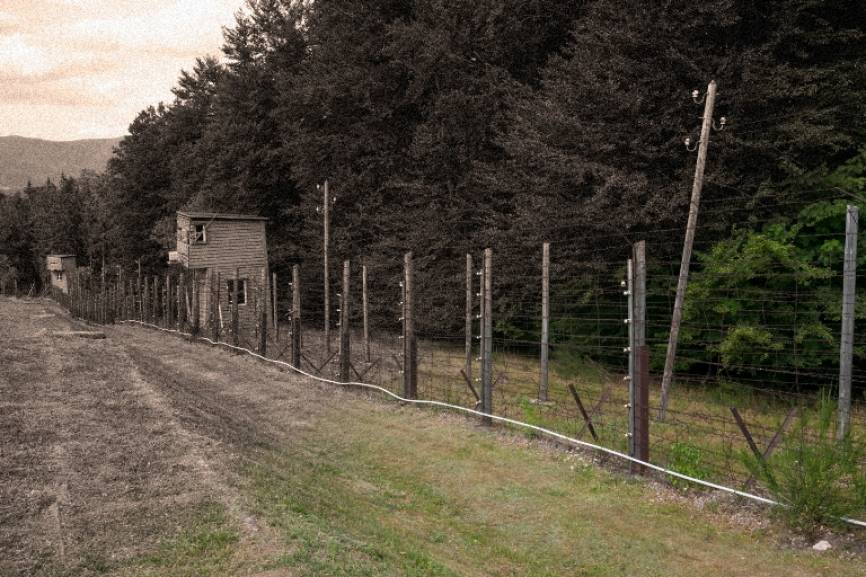 Atravesar la zona de la muerte (donde los guardias disparaban a aquel que osara pisarla) o tirarse a la alambrada electrificada era una forma rápida de terminar con el sufrimiento.