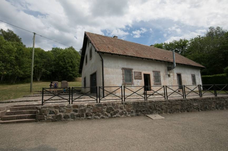 La que fue originalmente una típica “Salle de Fêtes” Alsaciana, fue reconvertida por los nazis en la cámara de gas del campo.