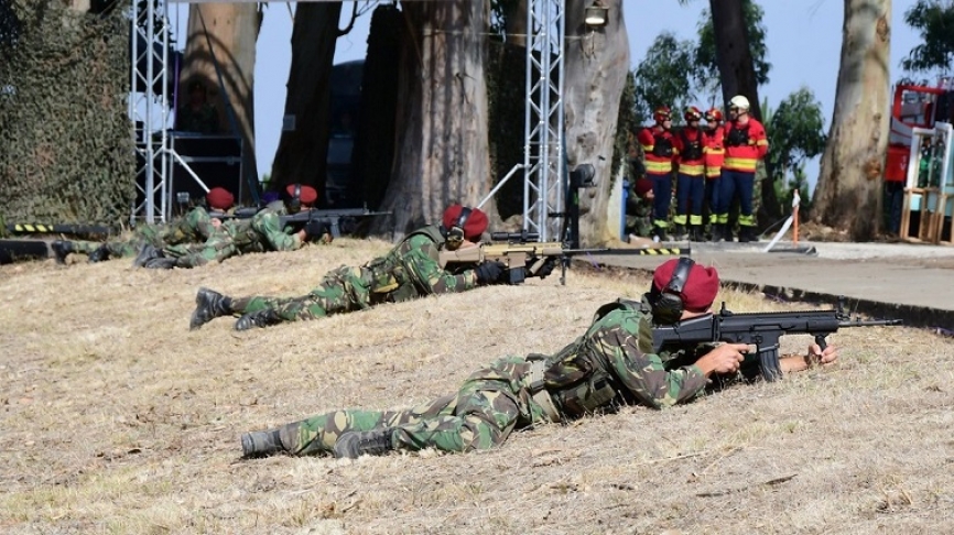 Miembros de los “Comandos”, como denotan sus boinas rojas, apuntando sus nuevos fusiles de asalto FN SCAR-L (Special Forces Combat Assault Rifle), aunque el de color arena es de la versión H de 7,62 mm.