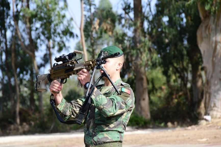 Un paracaidista portugués (boina verde) muestra una ametralladora FN Minimi de 7.62 mm. Equipada con una mira Trijicom ACOG (Advanced Combat Optical Gunsight).