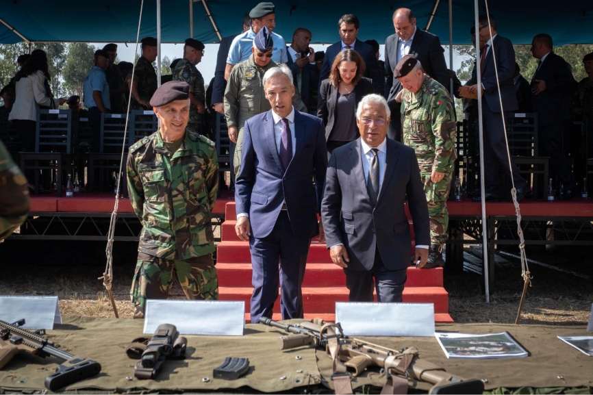 El primer ministro de Portugal, Antonio Costa, el ministro de defensa nacional, Juan Gomes Cravinho y del jefe del Estado Mayor Nunes de Fonseca (de derecha a izquierda) observan el armamento ligero oficialmente presentado en Mafra.