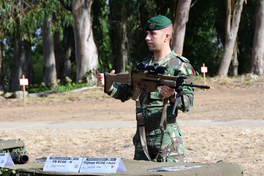 El Exército Português también ha adquirido una pequeña cantidad de fusiles de asalto FN-SCAR-H de 7,62 mm, el que muestra el paracaidista lleva una mira Trijicom ACOG 1-6x24.