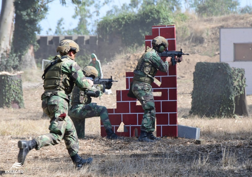 Demostración de un asalto de infantería utilizando los nuevos fusiles SCAR-L de 5,56 mm.