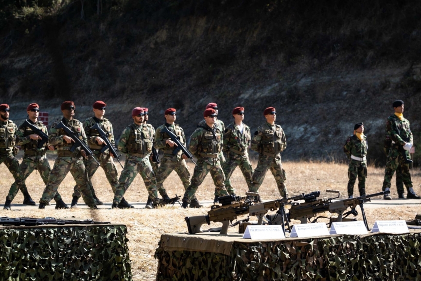 Presentación del armamento, en la mesa de la derecha vemos las ametralladoras FN Minimi, de derecha a izquierda, la versión de 7,62 mm y 5.56 mm.