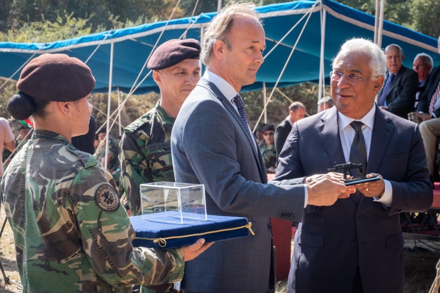 El primer ministro de Portugal, Antonio Costa fue obsequiado por parte del proveedor con un recordatorio del acto, que incluye una maqueta de un FN SCAR.