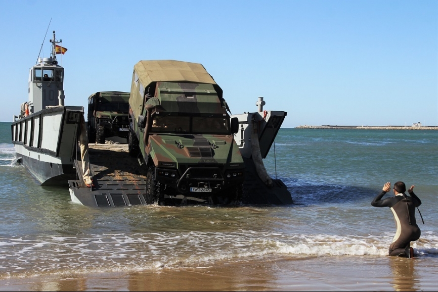 Los VAMTAC ST5 de la Infantería de Marina en su elemento natural, las playas y zonas costeras.