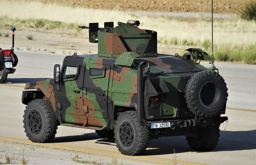 Vista trasera de uno de los Urovesa VAMTAC ST5 porta armas, se aprecia el tubo de escape orientado hacia arriba, una de las transformaciones que le dan capacidad VSP (Vadeo Sin Preparación).